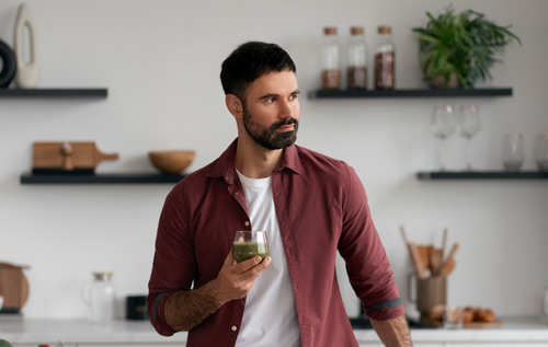 Man at a healthy weight drinking a smoothie